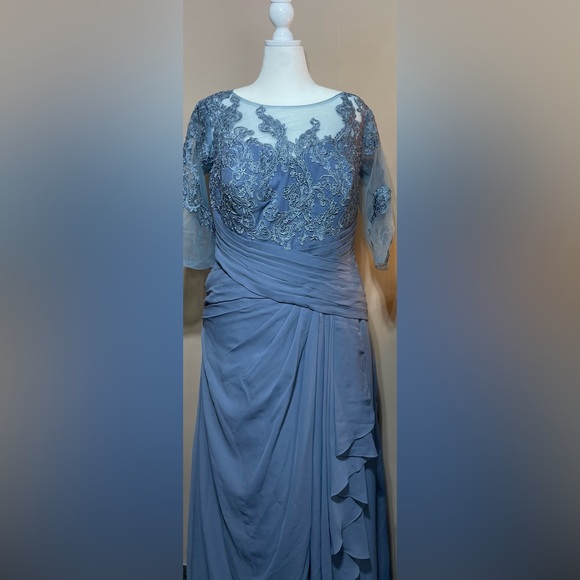 Dresses & Skirts - Elegant Blue Lace Evening Dress